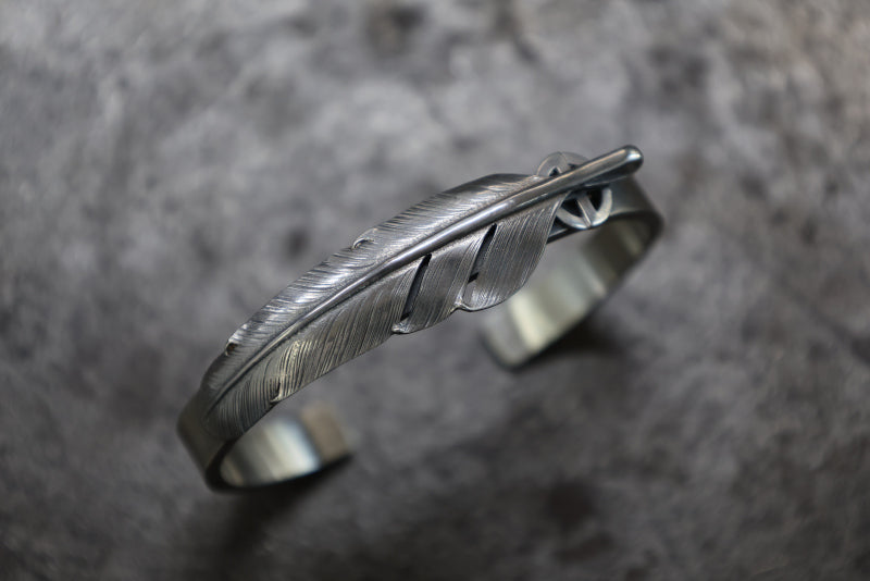 SE-1468 7mm cuff bracelet with 中 feather small wheel