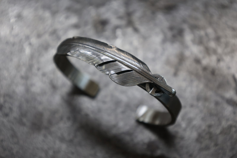 SE-1468 7mm cuff bracelet with 中 feather small wheel