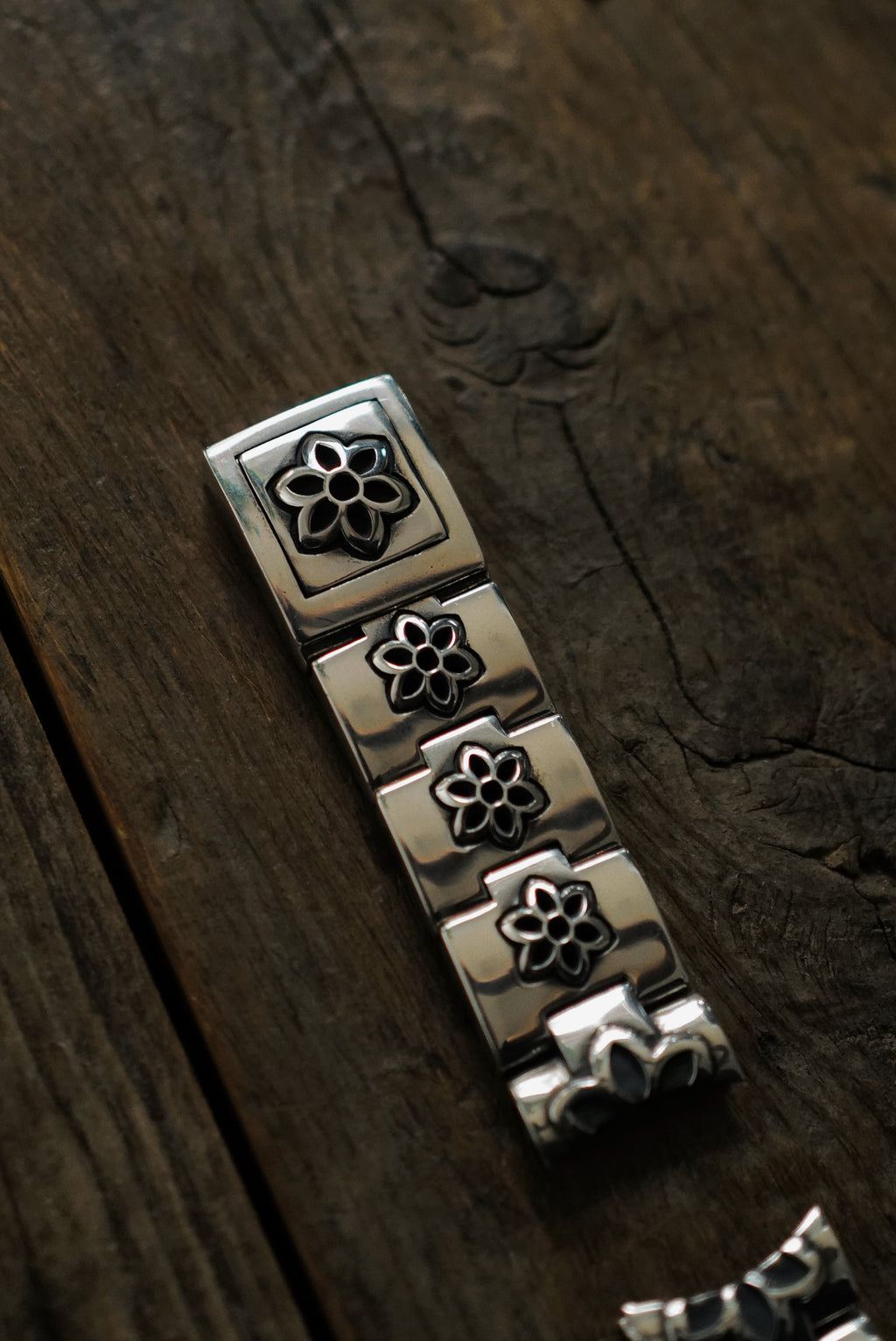 SWISS LINK WIDE WATCH BAND BRACELET W/ SINGLE CUTOUT ROSETTE