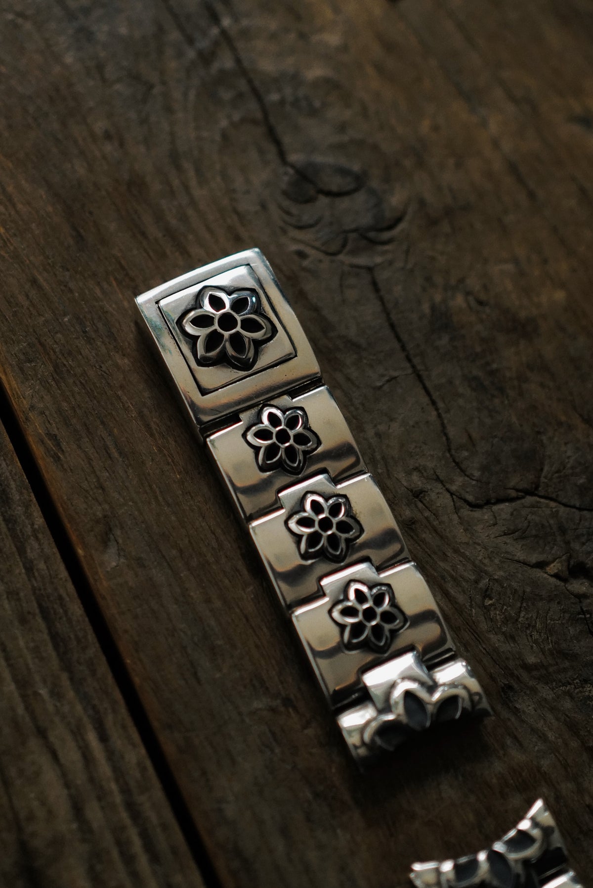 SWISS LINK WIDE WATCH BAND BRACELET W/ SINGLE CUTOUT ROSETTE