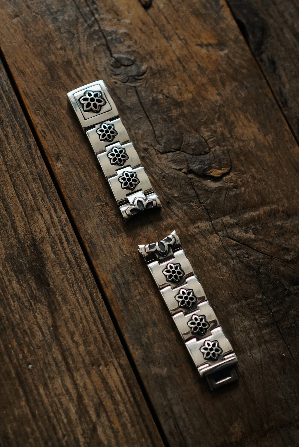 SWISS LINK WIDE WATCH BAND BRACELET W/ SINGLE CUTOUT ROSETTE